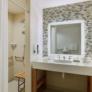 Deluxe  King Room Mobility or hearing accessible